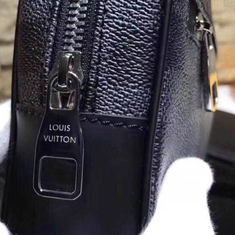 l**is V*t*n toiletry pouch