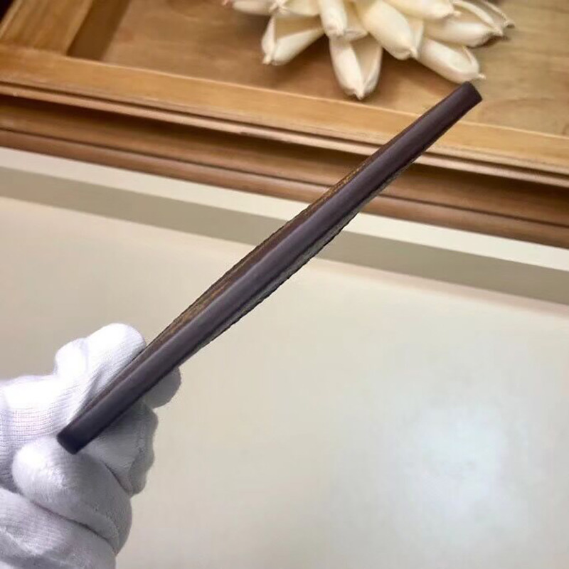 l**is V*t*n card holder