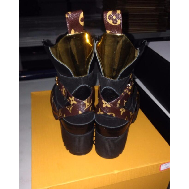 l**is V*t*n  boot shoes