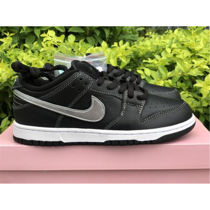 Di*m*nd x nike sb dunk low 